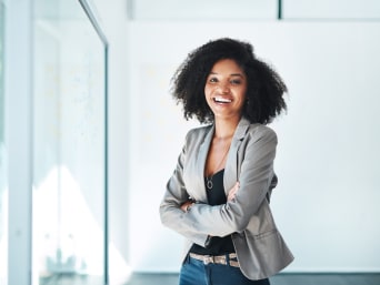 Bewerbungsgespräch Outfit – Junge Frau in schicker Bürokleidung. Bewerbungsgespräch Outfit – Junge Frau in schicker Bürokleidung.
