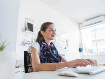 Ergonomischer Arbeitsplatz: Frau sitzt auf ergonomischen Bürostuhl an ihrem Schreibtisch.  Ergonomischer Arbeitsplatz: Frau sitzt auf ergonomischen Bürostuhl an ihrem Schreibtisch.
