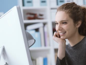 Jobsuche: Junge Frau sitzt am PC und bereitet sich auf ein Bewerbungsgespräch vor. Jobsuche: Junge Frau sitzt am PC und bereitet sich auf ein Bewerbungsgespräch vor.