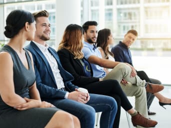 Bewerbungsgespräch Outfit: Die richtige Kleidung ist beim Vorstellungsgespräch wichtig für einen guten ersten Eindruck. Bewerbungsgespräch Outfit: Die richtige Kleidung ist beim Vorstellungsgespräch wichtig für einen guten ersten Eindruck.