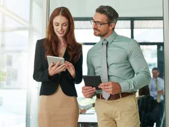 Dresscode Smart Casual: Stylische und moderne Geschäftskleidung für Damen und Herren.  Dresscode Smart Casual: Stylische und moderne Geschäftskleidung für Damen und Herren.