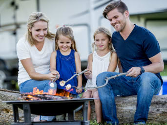 Campingplatz für Kinder – Familie röstet zusammen Marshmallows. Campingplatz für Kinder – Familie röstet zusammen Marshmallows.