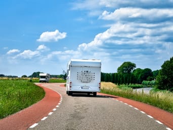 Groen kamperen – caravan op weg naar de vakantiebestemming. Groen kamperen – caravan op weg naar de vakantiebestemming.