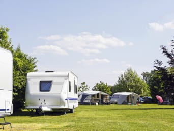 Groen kamperen − caravans op een eco-camping. Groen kamperen − caravans op een eco-camping.