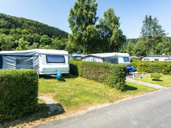 Camping regels − caravans staan op hun eigen grasveldje geparkeerd. Camping regels − caravans staan op hun eigen grasveldje geparkeerd.