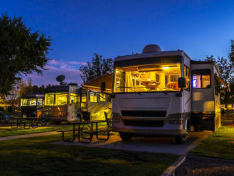 Camping regels − campers staan ’s nachts op hun campingstaanplaats. Camping regels − campers staan ’s nachts op hun campingstaanplaats.