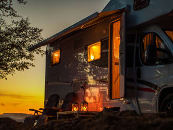 Entspannter Campingurlaub – Wohnmobil im Abendlicht.