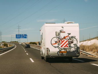 Camper rijden - camper rijdt op de snelweg. Camper rijden - camper rijdt op de snelweg.