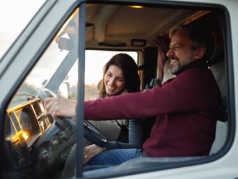 Veilig rijden in de camper – een stel op reis in een camper. Veilig rijden in de camper – een stel op reis in een camper.