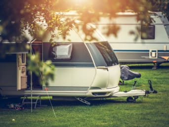 Caravan correct beladen – caravan staat op de camping. Caravan correct beladen – caravan staat op de camping.