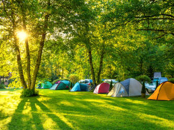 Kamperen op de camping − verschillende tenten op een kampeerweide.