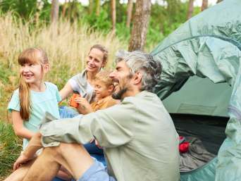 Kamperen met kinderen − familie op vakantie met de tent. 