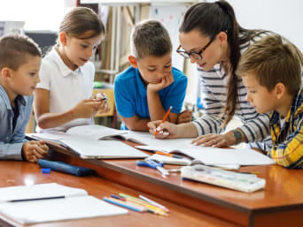 Comics im Unterricht – Lehrerin plant mit einer Gruppe Schülern einen Comic. Comics im Unterricht – Lehrerin plant mit einer Gruppe Schülern einen Comic.