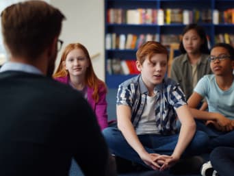 Strips tijdens taal – Klas bespreekt een stripverhaal. Strips tijdens taal – Klas bespreekt een stripverhaal.