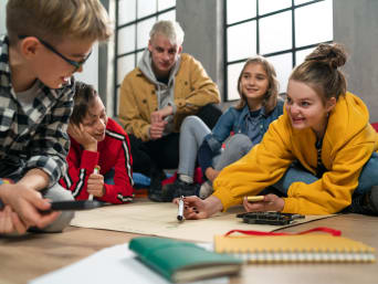 Strips maken in het onderwijs – Groep werkt aan een stripverhaal. Strips maken in het onderwijs – Groep werkt aan een stripverhaal.