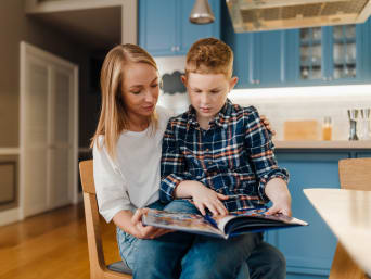 Mit Comics lesen lernen – Mutter und Sohn lesen gemeinsam einen Comic. Mit Comics lesen lernen – Mutter und Sohn lesen gemeinsam einen Comic.