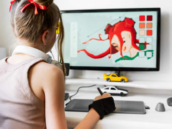 Manga zeichnen lernen – Mädchen zeichnet eine Manga-Figur am Computer. Manga zeichnen lernen – Mädchen zeichnet eine Manga-Figur am Computer.