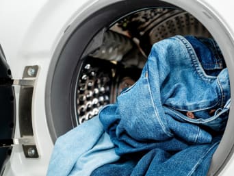 Jeans waschen und pflegen: Niedrige Waschtemperaturen und Colorwaschmittel schonen Denim. Jeans waschen und pflegen: Niedrige Waschtemperaturen und Colorwaschmittel schonen Denim.