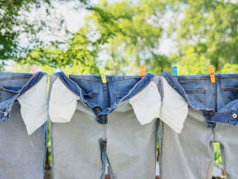 Jeans trocknen: Jeans werden am besten an der frischen Luft getrocknet. Jeans trocknen: Jeans werden am besten an der frischen Luft getrocknet.