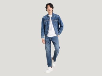 What is a regular fit? – a man wearing a pair of regular fit jeans. What is a regular fit? – a man wearing a pair of regular fit jeans.