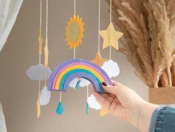 Selbstgemachtes Mobile als schönes Geschenk zur Geburt. Selbstgemachtes Mobile als schönes Geschenk zur Geburt.