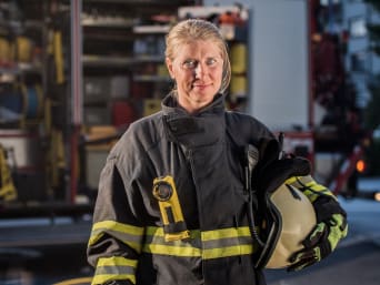 Freiwillige Feuerwehr Voraussetzungen: Truppfrau in Einsatzkleidung. Freiwillige Feuerwehr Voraussetzungen: Truppfrau in Einsatzkleidung.