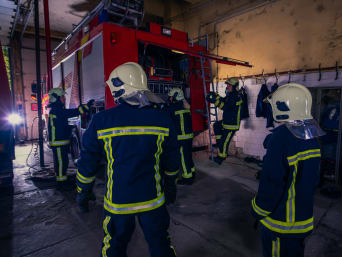 Ehrenamt Feuerwehr: Löschfahrzeug und Feuerwehrleute auf der Feuerwache. Ehrenamt Feuerwehr: Löschfahrzeug und Feuerwehrleute auf der Feuerwache.