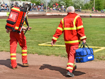 Sanitäter werden: Zwei Sanitäter bei einer Sportveranstaltung. Sanitäter werden: Zwei Sanitäter bei einer Sportveranstaltung.