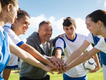 Ehrenamt im Sport – Trainer motiviert ein Fußballteam. Ehrenamt im Sport – Trainer motiviert ein Fußballteam.