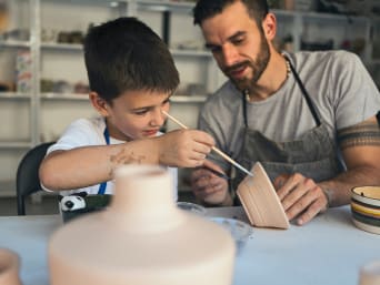 Familienausflüge: Vater und Sohn nehmen an einem Töpfer-Kurs teil.
