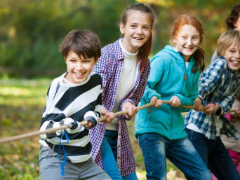 Feriencamp – Kinder spielen gemeinsam Tauziehen. Feriencamp – Kinder spielen gemeinsam Tauziehen.