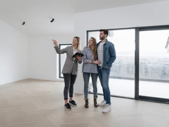 Junges Pärchen bei einer Wohnungsbesichtigung. Junges Pärchen bei einer Wohnungsbesichtigung.