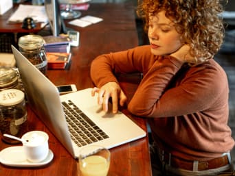 Frau durchsucht Wohnungsanzeigen im Internet. Frau durchsucht Wohnungsanzeigen im Internet.