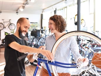Fahrrad kaufen worauf achten: Frau lässt sich im Fachgeschäft beraten. Fahrrad kaufen worauf achten: Frau lässt sich im Fachgeschäft beraten.