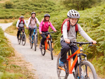 Fietstocht met kinderen: de familie maakt een dagtocht op de fiets. Fietstocht met kinderen: de familie maakt een dagtocht op de fiets.