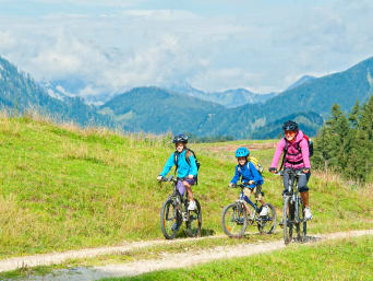Fietstocht met kinderen: Moeder maakt een fietstocht met haar kinderen. Fietstocht met kinderen: Moeder maakt een fietstocht met haar kinderen.
