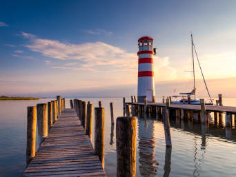 Radwege Neusiedler See: Steg mit Leuchtturm am Neusiedler See in Österreich. Radwege Neusiedler See: Steg mit Leuchtturm am Neusiedler See in Österreich.
