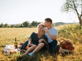 Radwege Burgenland: Pärchen picknickt am Kirschblütenradweg. Radwege Burgenland: Pärchen picknickt am Kirschblütenradweg.