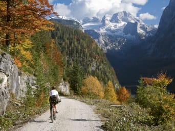 Radwege in Oberösterreich: Eine Radfahrerin fährt durch die Berge Oberösterreichs. Radwege in Oberösterreich: Eine Radfahrerin fährt durch die Berge Oberösterreichs.