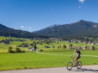 Salzkammergut Radweg: Frau fährt mit Fahrrad auf dem Radweg in Oberösterreich. Salzkammergut Radweg: Frau fährt mit Fahrrad auf dem Radweg in Oberösterreich.