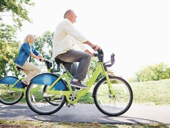 Velotour Bodensee: Ein älteres Ehepaar unternimmt auf ausgeliehenen Velos eine Tour. Velotour Bodensee: Ein älteres Ehepaar unternimmt auf ausgeliehenen Velos eine Tour.