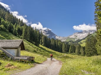 Radtouren Tirol: Zwei Radfahrer auf einem Radweg im Ötztal in Tirol Radtouren Tirol: Zwei Radfahrer auf einem Radweg im Ötztal in Tirol