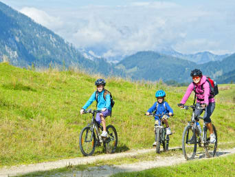 Radtouren Tirol: Familie unternimmt eine Radtour auf einem Radweg in Österreich. Radtouren Tirol: Familie unternimmt eine Radtour auf einem Radweg in Österreich.