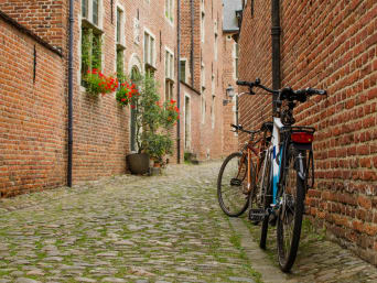 Fietsroutes Vlaams-Brabant: Kasseien in een straat in België. Fietsroutes Vlaams-Brabant: Kasseien in een straat in België.