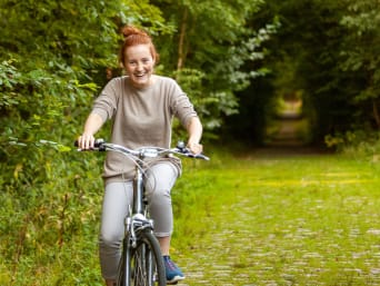 Bloesem fietsroute: Meisje fietst door de natuur.  Bloesem fietsroute: Meisje fietst door de natuur.