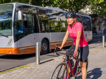 Wielrenster klaar om te beginnen aan de Eddy Merckx route Wielrenster klaar om te beginnen aan de Eddy Merckx route