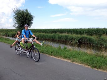 Horstroute: Fietsers op een tandem.  Horstroute: Fietsers op een tandem.