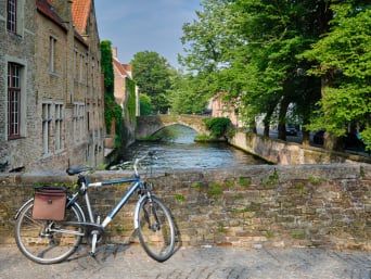 Fietsroutes West-Vlaanderen: Een fiets op een bruggetje in België. Fietsroutes West-Vlaanderen: Een fiets op een bruggetje in België.