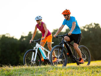 Veloweg Zürich: Urlauber fahren auf einem Mountainbike durch die Natur. Veloweg Zürich: Urlauber fahren auf einem Mountainbike durch die Natur.