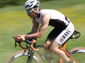 Wielersport: een wielrenner fietst op zijn racefiets. Wielersport: een wielrenner fietst op zijn racefiets.